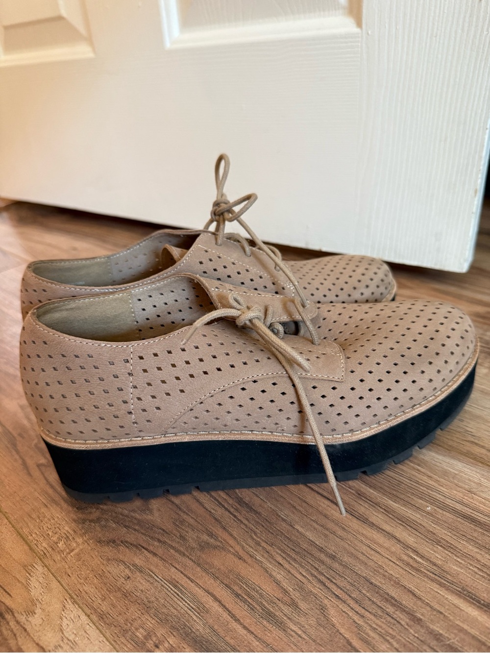 Eileen Fisher platform tan suede perforated oxfords sz8